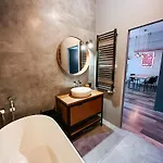 The Urban Nest - Garden & Bathtub