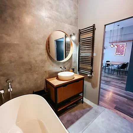 The Urban Nest - Garden & Bathtub