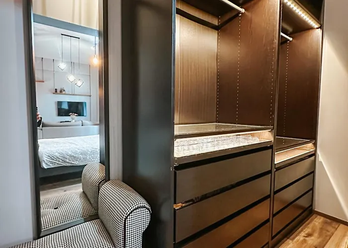 The Urban Nest - Garden & Bathtub Apartment