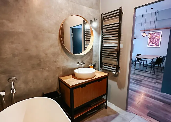 The Urban Nest - Garden & Bathtub